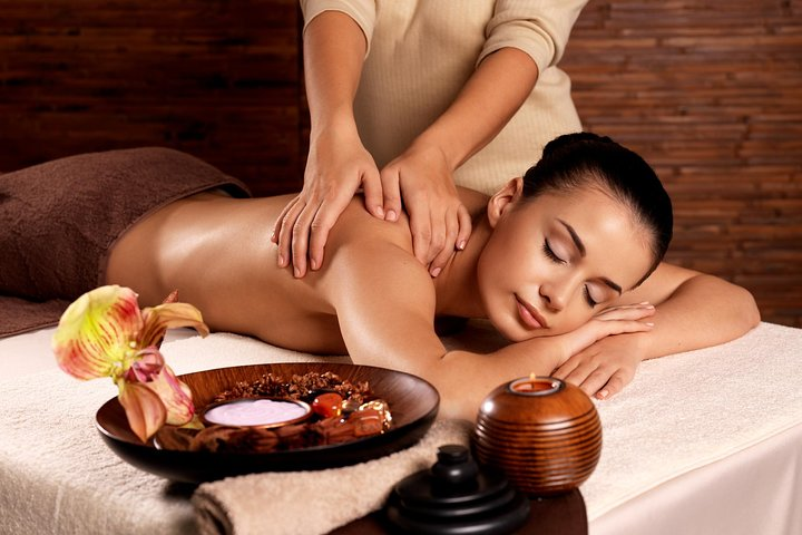 Royal Thai massage with shoulder and back pressure
